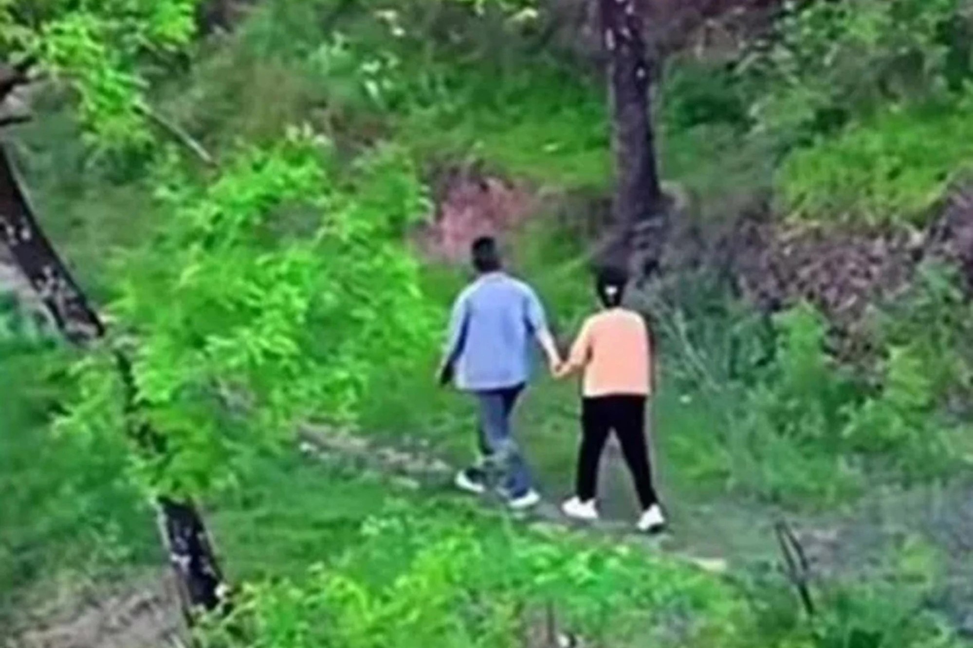 Dung drone theo doi, chong phat hien vo ngoai tinh voi cap tren hinh anh