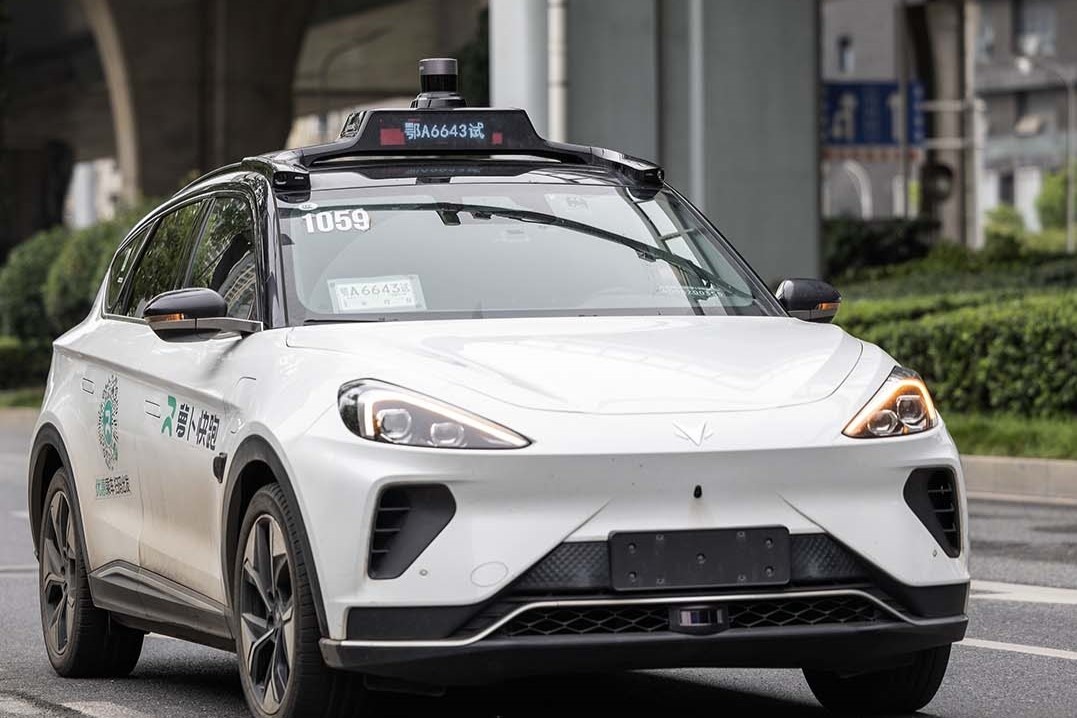 Doi quan taxi robot gay lo lang o Trung Quoc hinh anh