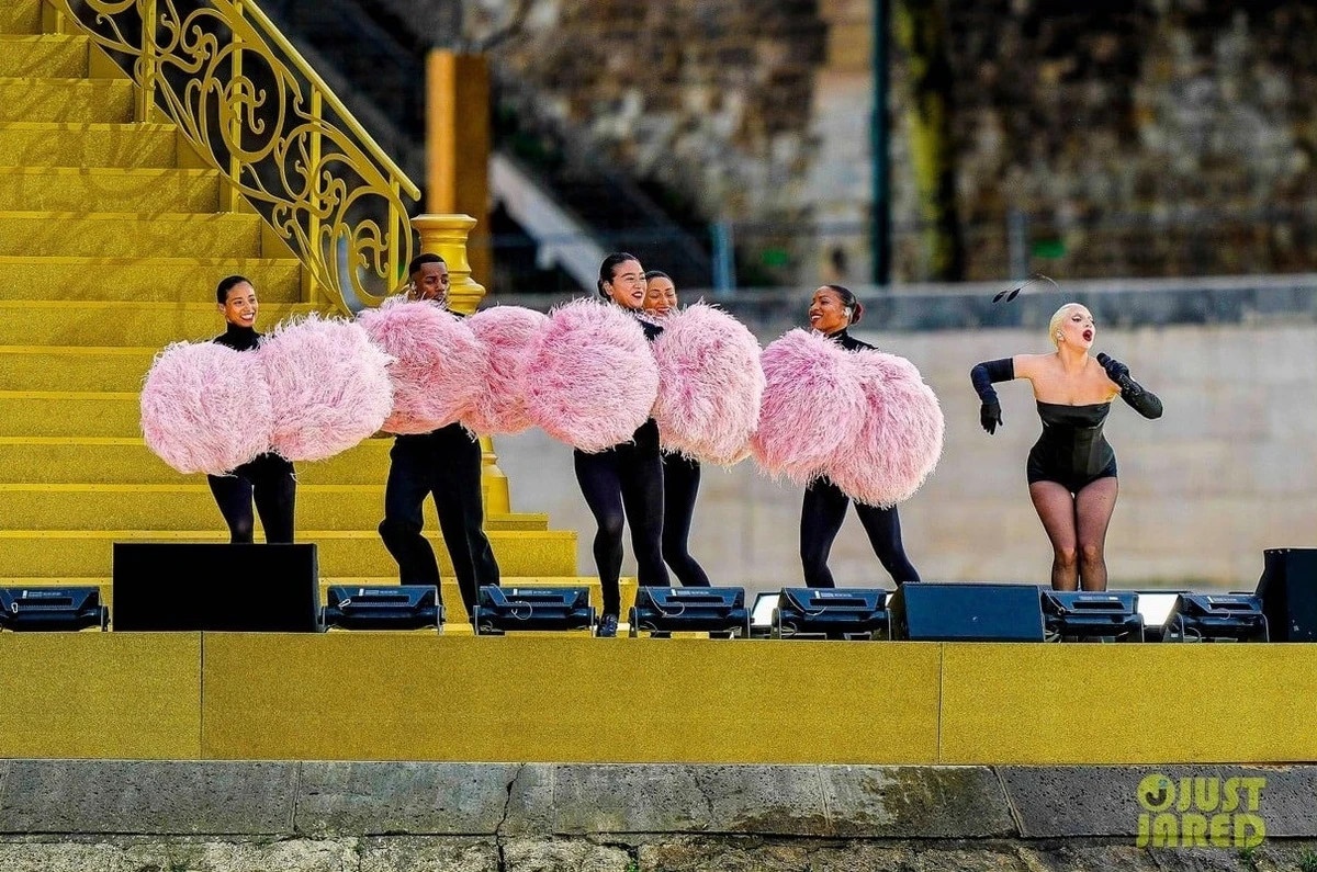 ty phu xem Olympic anh 1