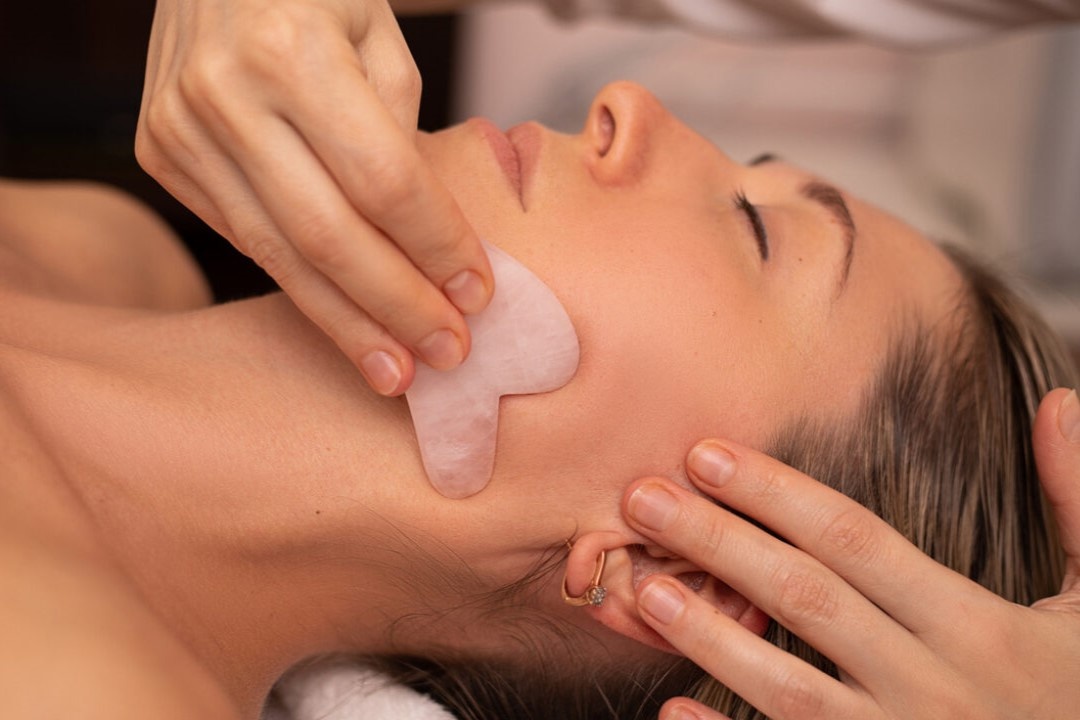 Cham soc da mat cang bong voi da gua sha hinh anh