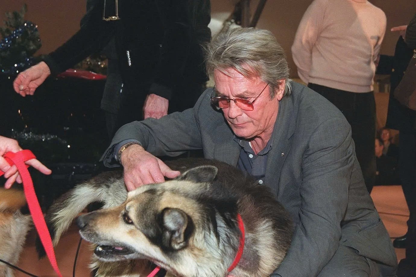 Cho cung cua tai tu Alain Delon thoat so phan bi chon cung chu hinh anh