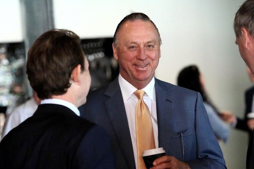 Vi ty phu khong thich nhan vien ra ngoai mua ly ca phe hinh anh