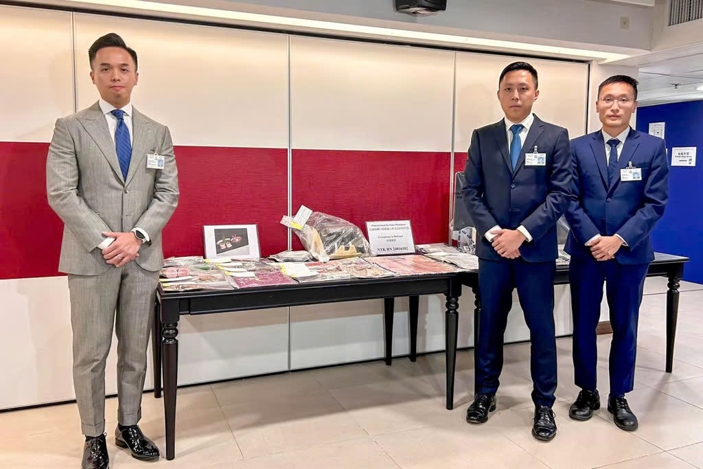 Bat giu thay boi lua phu nu quan he tinh duc de giai xui o Hong Kong hinh anh