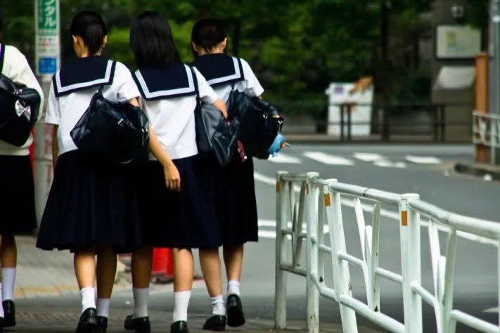 Yeu cau 'ven ao nguc' de kham suc khoe tai truong o Nhat gay phan no hinh anh