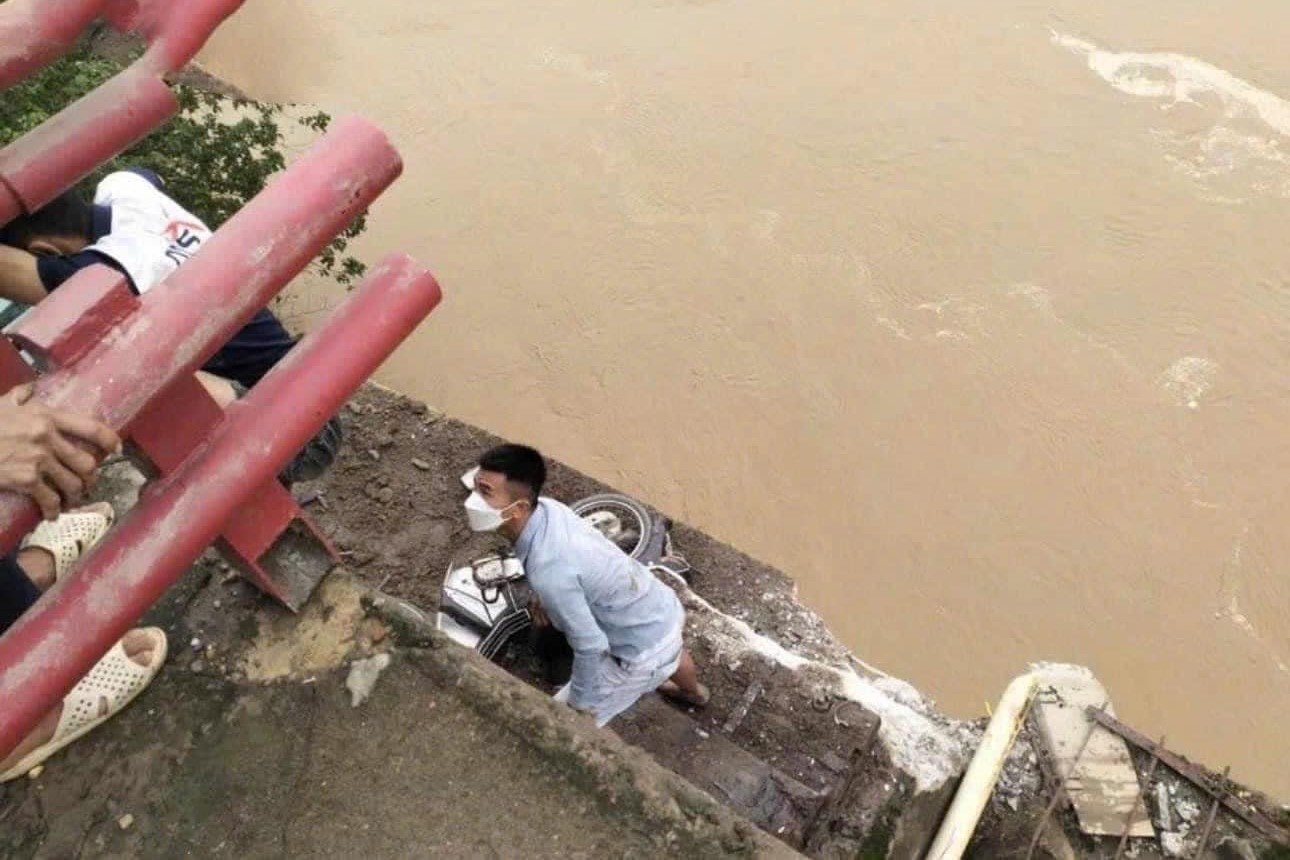 Loi ke cua nam thanh nien song sot trong vu sap cau Phong Chau hinh anh