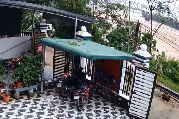 Canh sap cau Phong Chau tu camera nha dan hinh anh