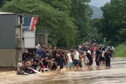 Ba con 'noi vong tay' cuu tai san giua dong nuoc lu o Thai Nguyen hinh anh
