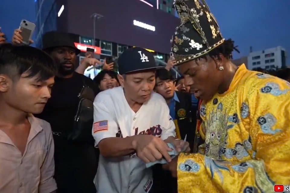 Cong an moi 2 nguoi 'chat chem' IShowSpeed o pho di bo len lam viec hinh anh