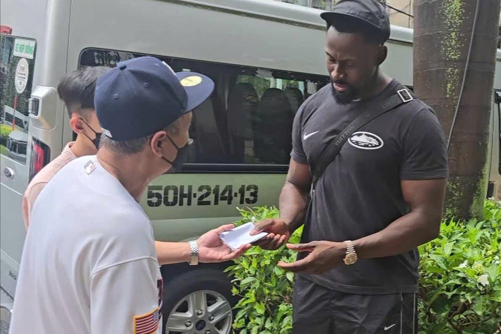 Nguoi 'chat chem' streamer IshowSpeed o pho di bo hoan tra tien hinh anh