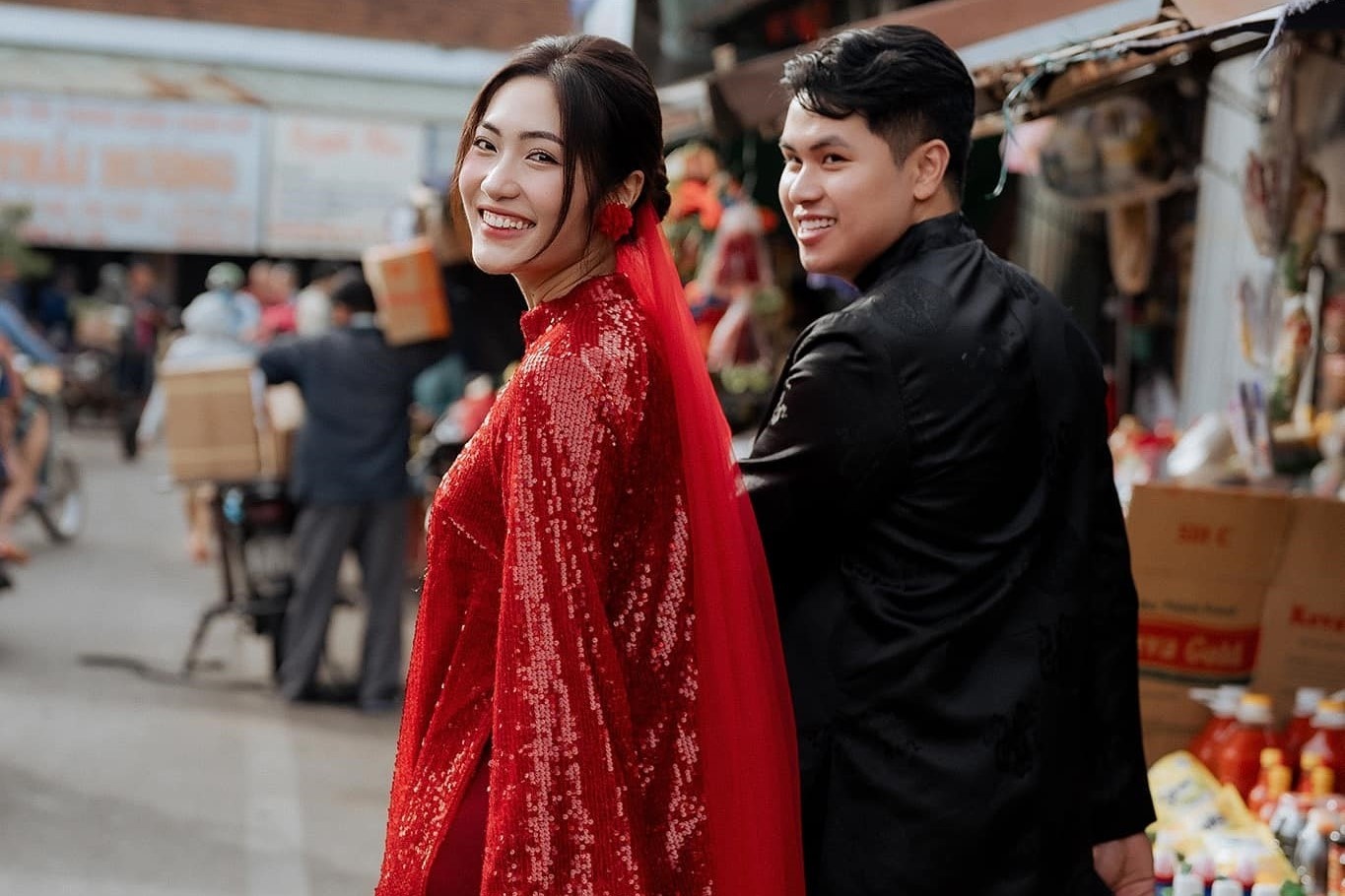 Hoa khoi bong chuyen Tran Viet Huong khoe anh cuoi hinh anh