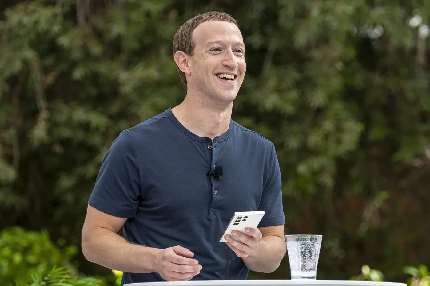Mark Zuckerberg sap tien vao cau lac bo 200 ty USD hinh anh