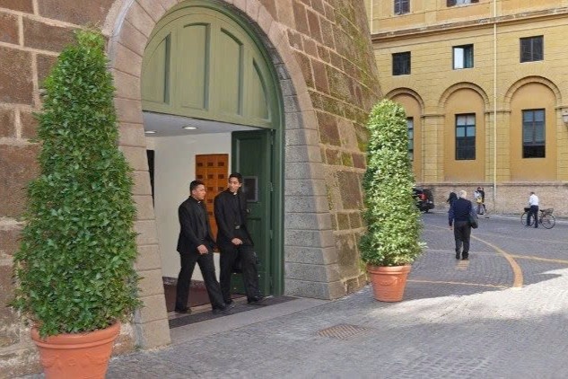 Tranh cai vu ngan hang Vatican sa thai hai nhan vien ket hon voi nhau hinh anh