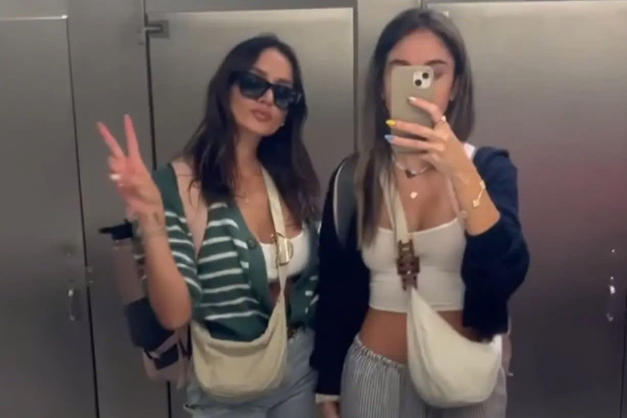 2 khach bi duoi khoi may bay, tiep vien hang khong noi ao qua ho hang hinh anh