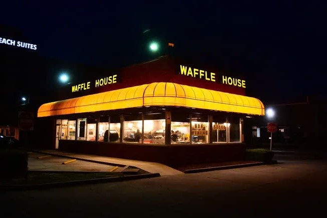 'Bao dong do' khi chuoi cua hang dong cua truoc bao Milton hinh anh