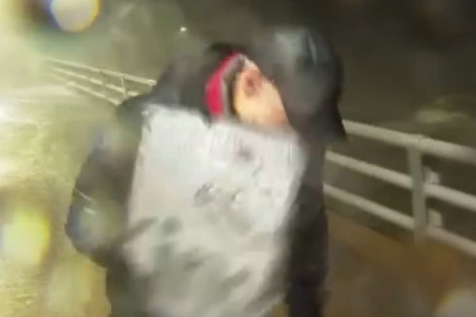 Khoanh khac thot tim khi phong vien dua tin ve bao Milton hinh anh