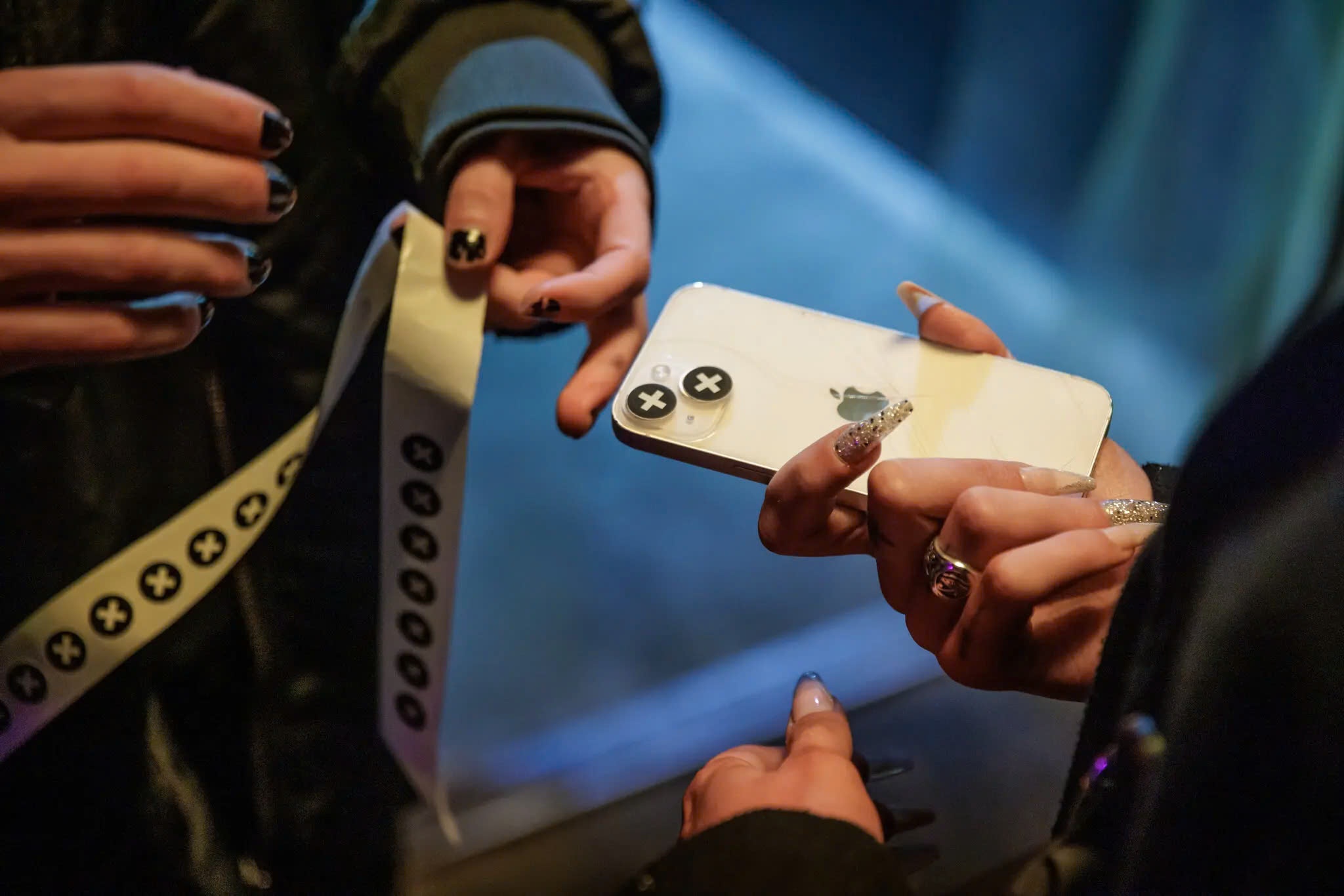 Thay gi tu quy dinh dan sticker camera cua nhung hop dem khet tieng hinh anh