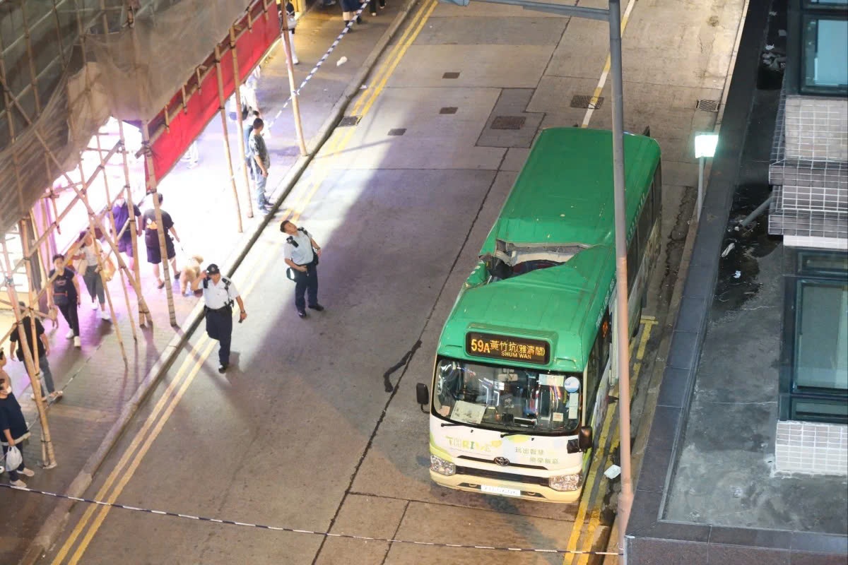 Nguoi phu nu roi tu tang cao toa nha lam thung xe buyt ben duoi hinh anh