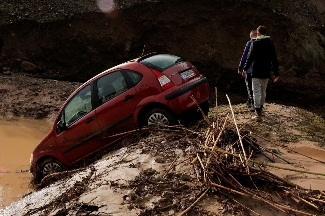 Lo ra cac thi the sau tran mua tham khoc o Tay Ban Nha hinh anh