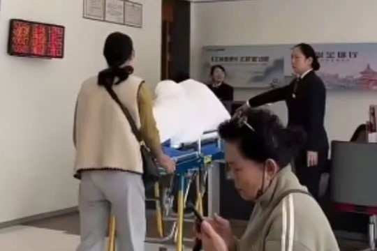 Benh nhan phai den ngan hang rut tien tren giuong cap cuu o Trung Quoc hinh anh