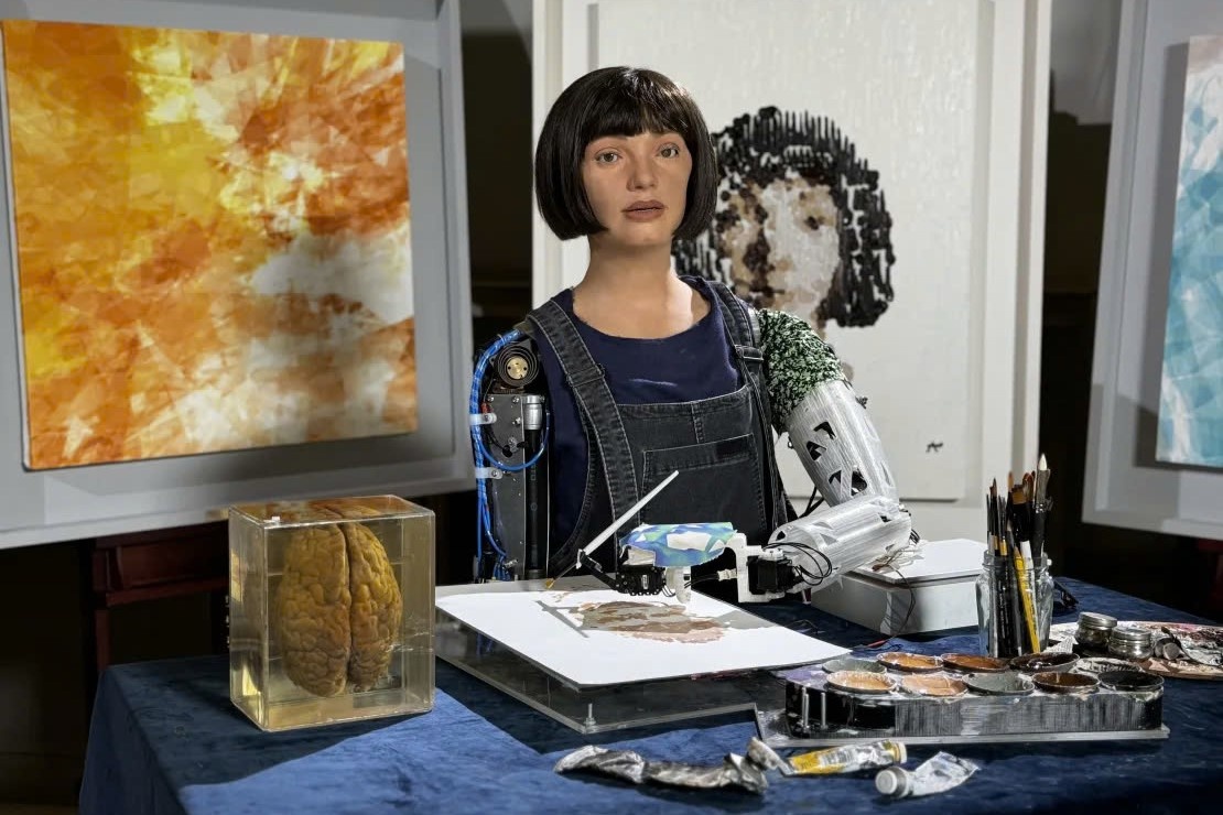 Buc tranh gia hon 1 trieu USD do robot hinh nguoi ve hinh anh