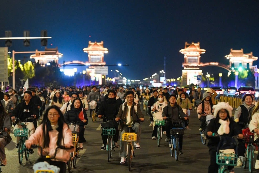 Khai Phong 'vo tran' vi 100.000 sinh vien dap xe di an dem hinh anh