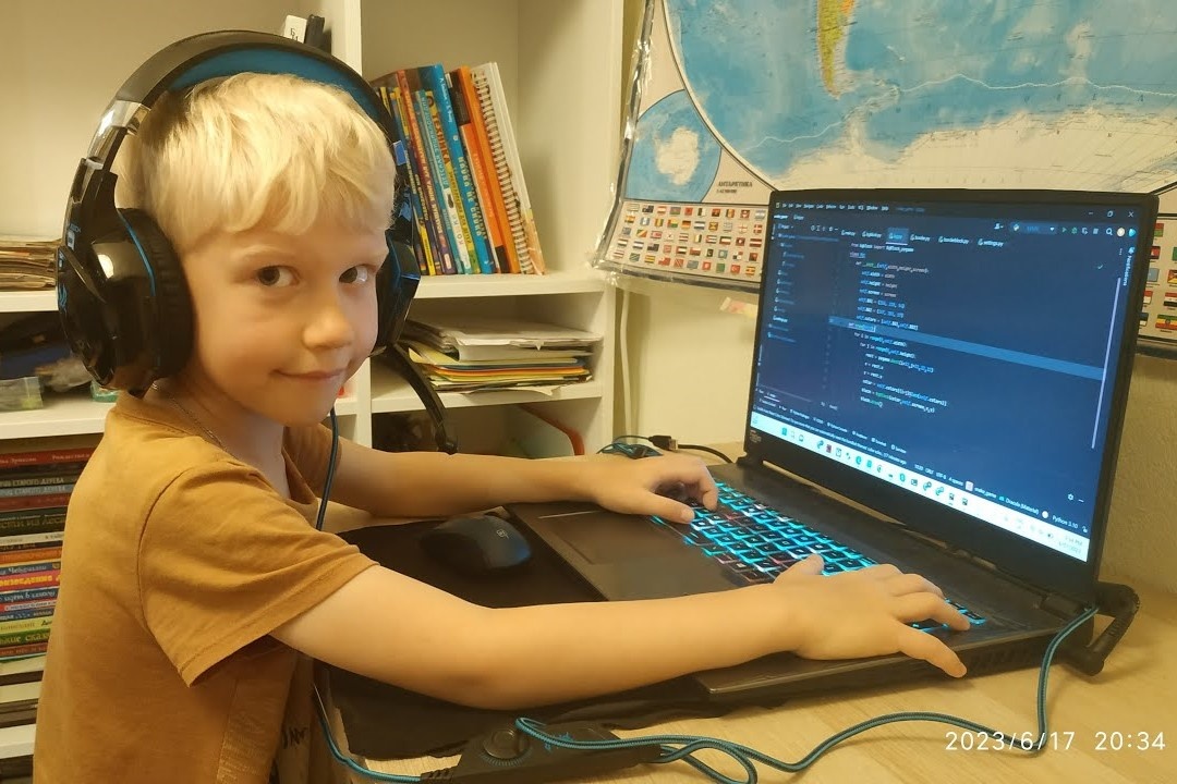 Cau be 7 tuoi duoc moi lam truong phong cong ty phan mem cua Nga hinh anh