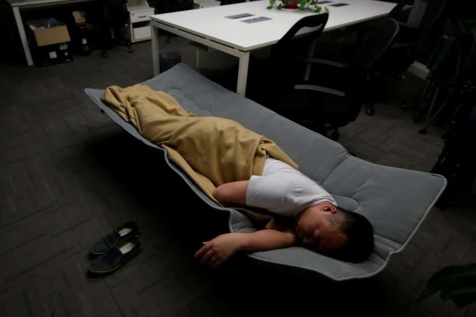 Goi bao hiem co xuy 'tang ca den chet' gay phan no o Trung Quoc hinh anh