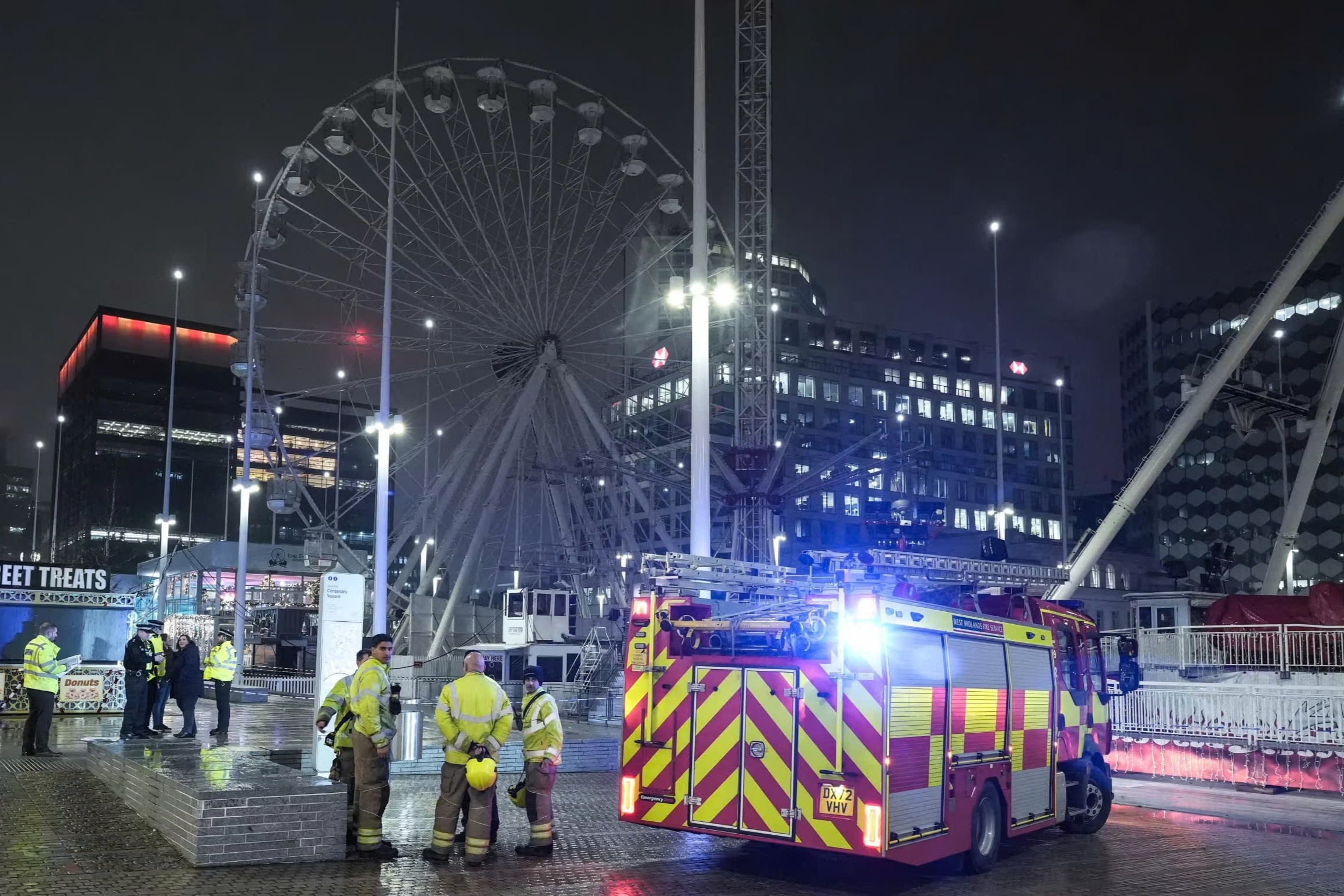 Du quay khong lo o hoi cho roi xuong dat o Anh, nhieu nguoi bi thuong hinh anh