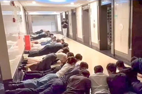 Clip nhan vien nam chao sep o cong ty Trung Quoc gay tranh cai hinh anh