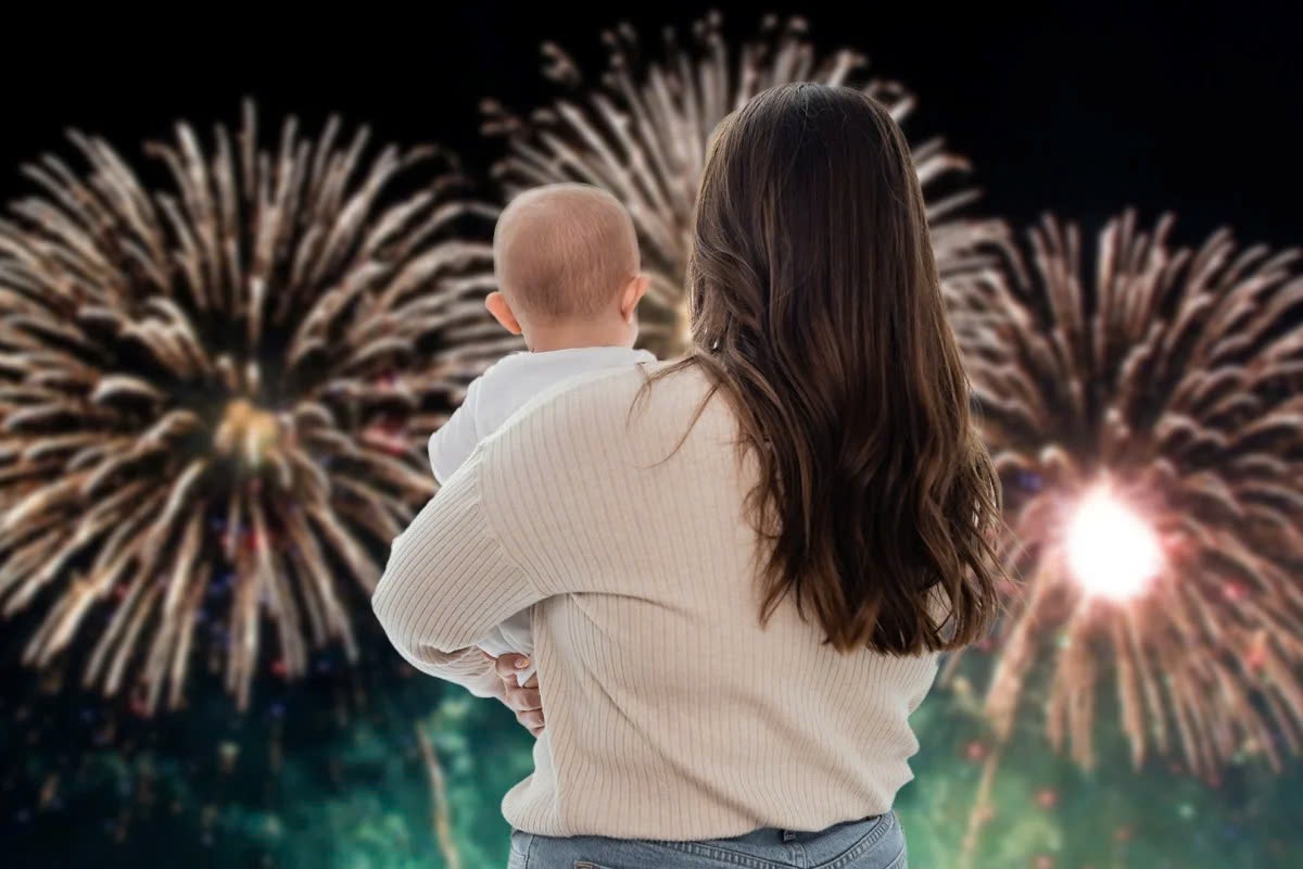 Xuc dong khoanh khac em be qua doi trong vong tay me khi xem phao hoa hinh anh