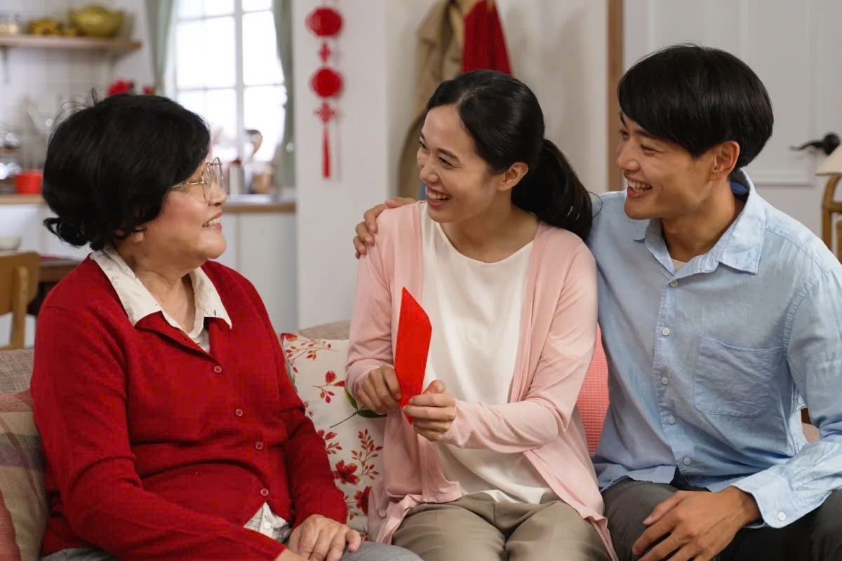 Nguoi Trung Quoc li xi Tet bang nhung cu cham dien thoai hinh anh