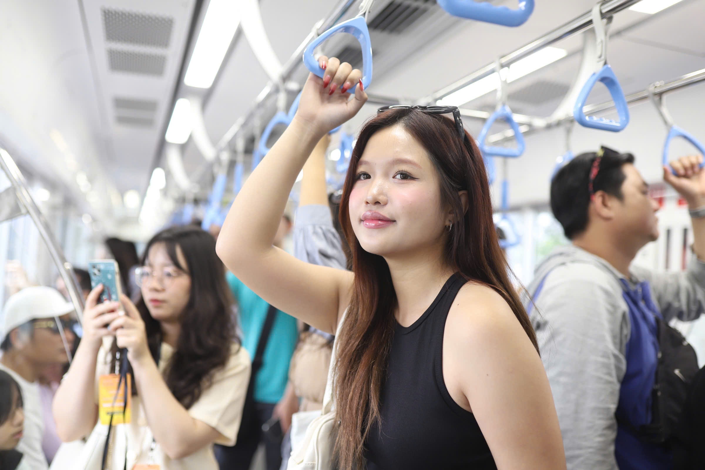 Metro so 1 TP.HCM chay xuyen dem cho khach xem phao hoa don nam moi hinh anh