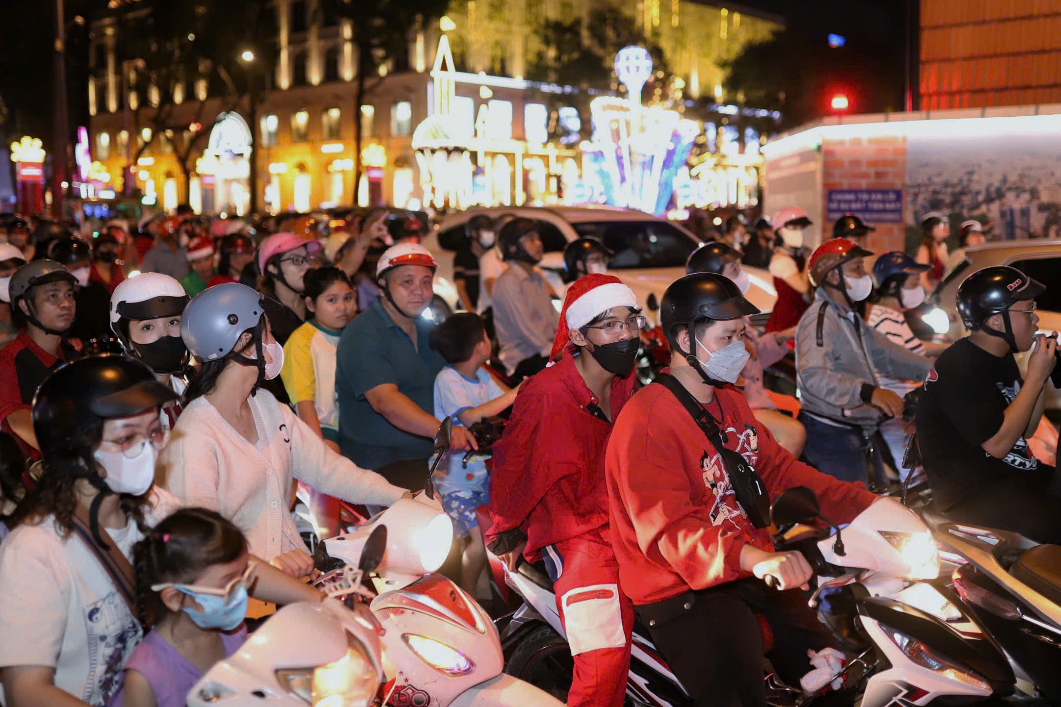 Dong nghet nguoi dan do ve trung tam TP.HCM vui choi dem Giang sinh hinh anh