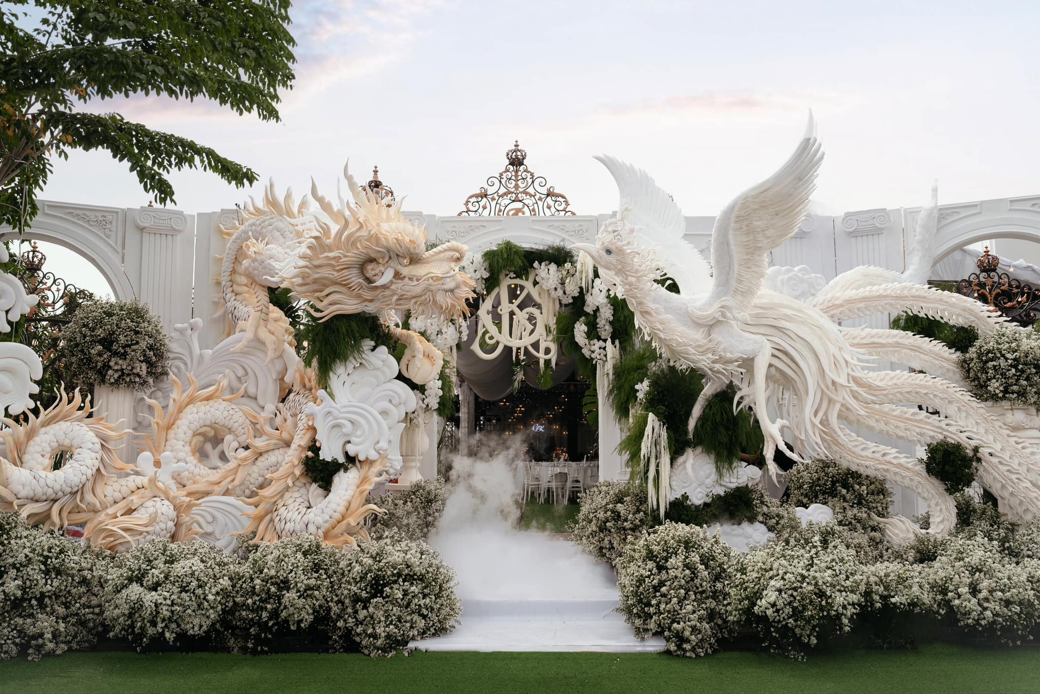 Can canh cong cuoi rong phung khong lo gay sot o mien Tay hinh anh