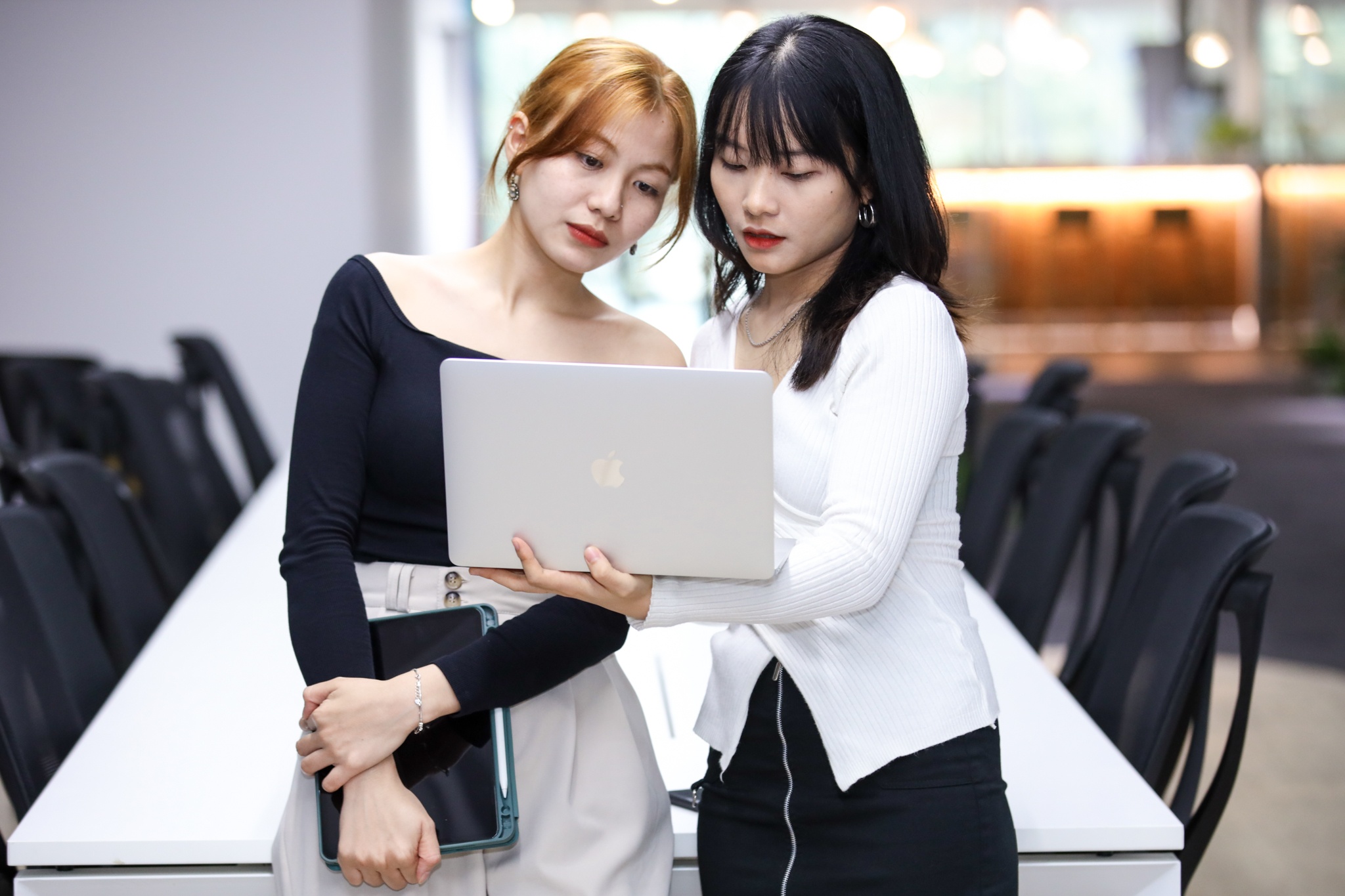 Hon 100 cong ty bi noi xau trong file review an danh hinh anh