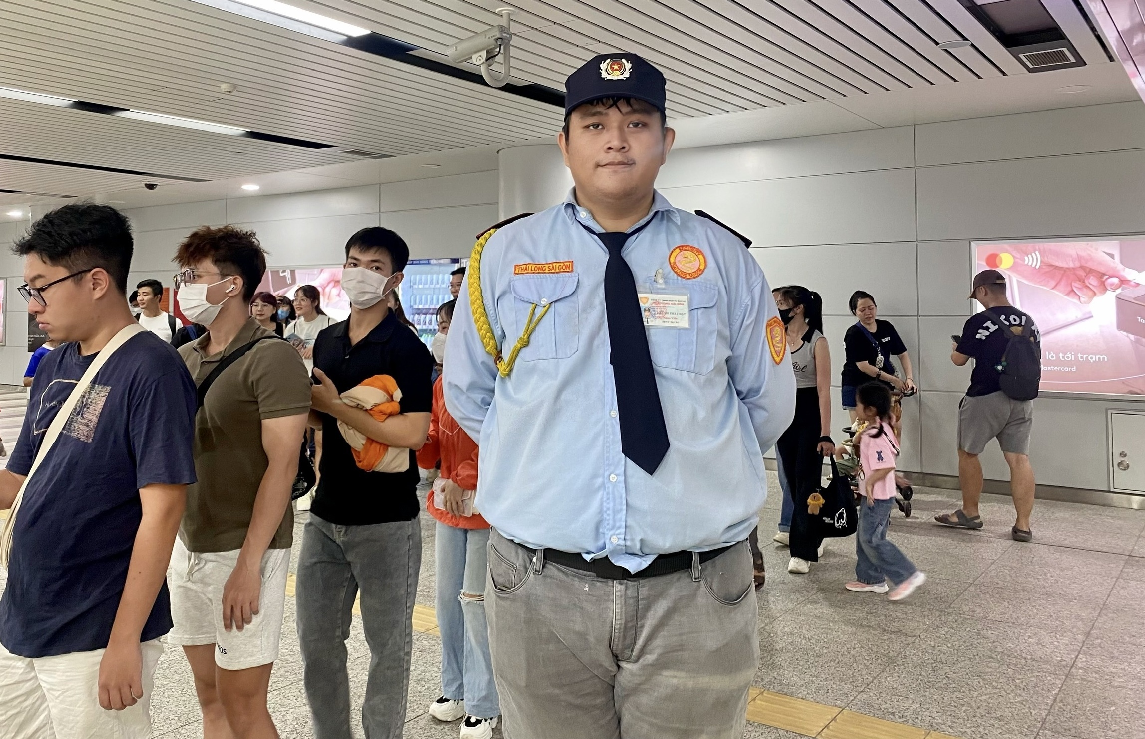 Chang bao ve cao 2 m nhu 'nguoi khong lo' o ga metro Ben Thanh hinh anh