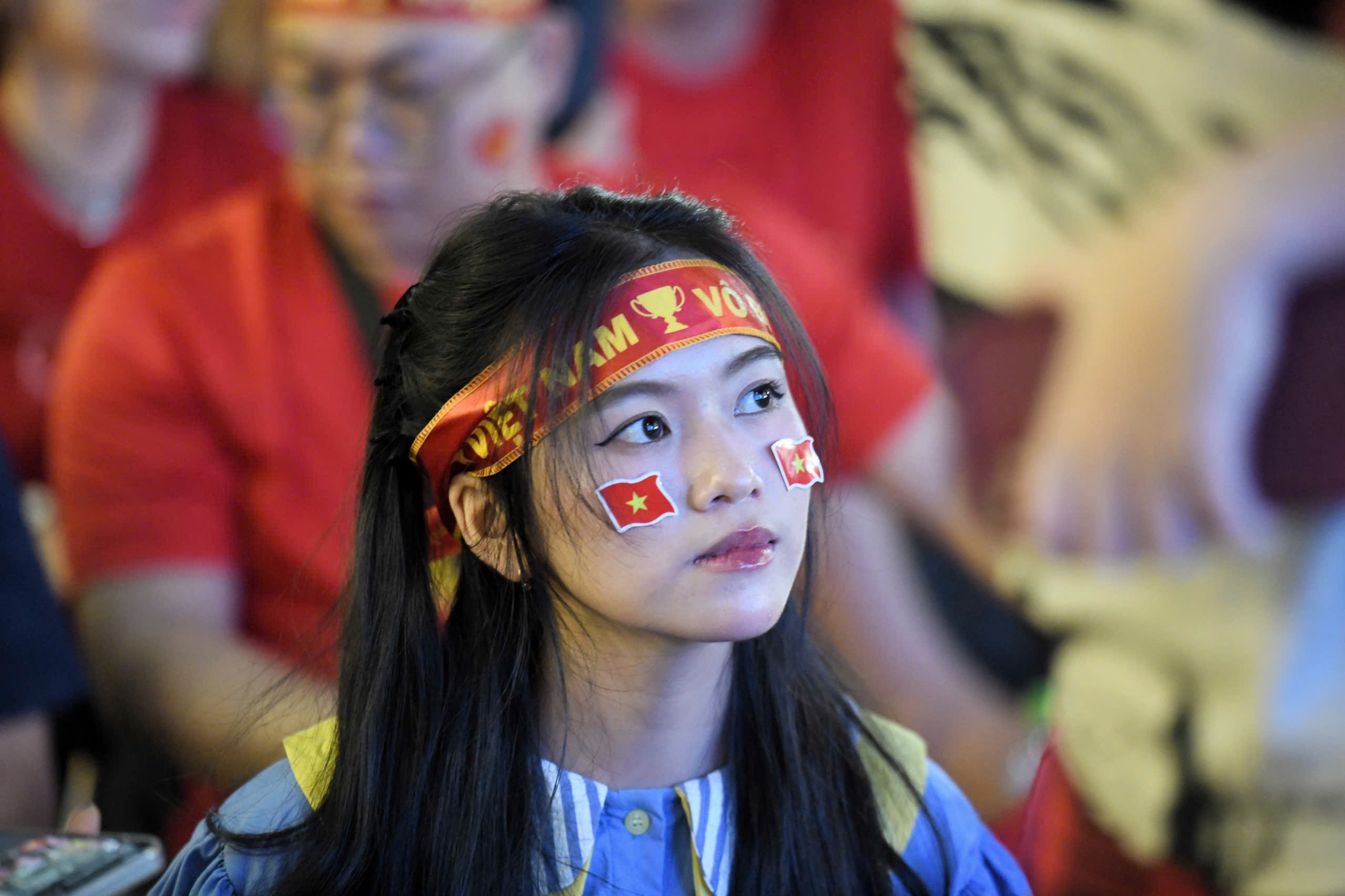 Co dong vien TP.HCM, Ha Noi nin tho theo doi tran chung ket ASEAN Cup hinh anh