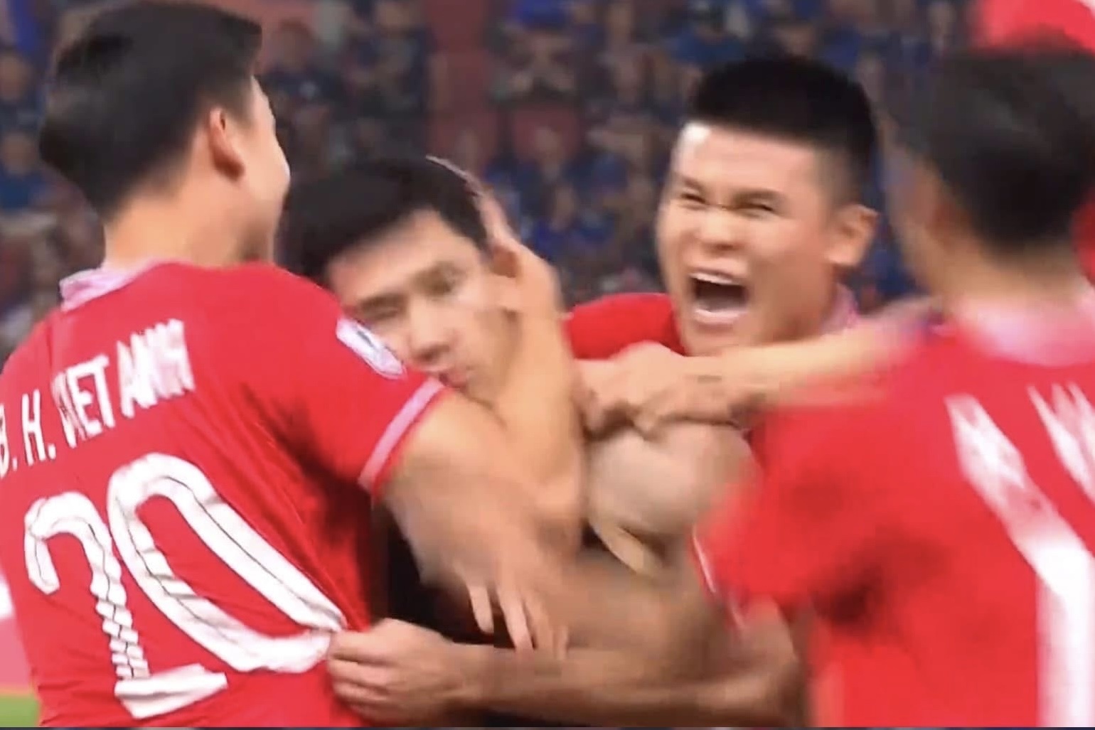 Thuc hu hinh anh tuyen Viet Nam om cau thu Thai Lan an mung hinh anh