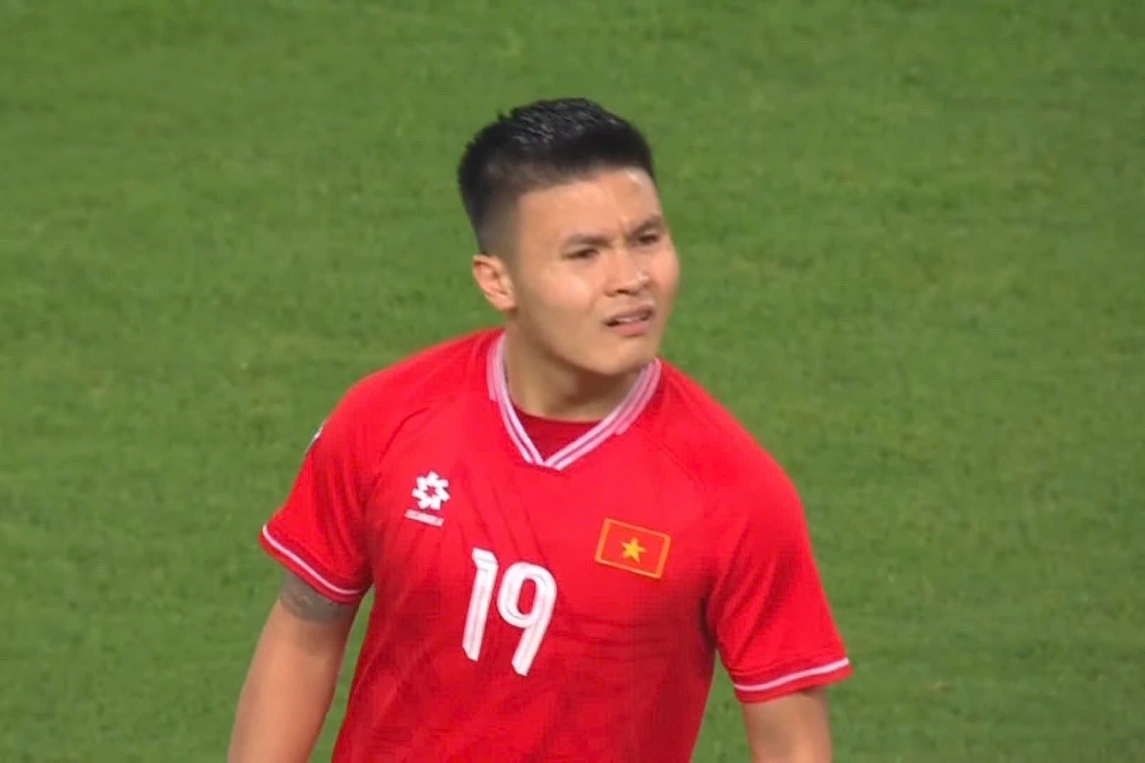 Bieu cam cua Quang Hai truoc ban thang cua Supachok hinh anh