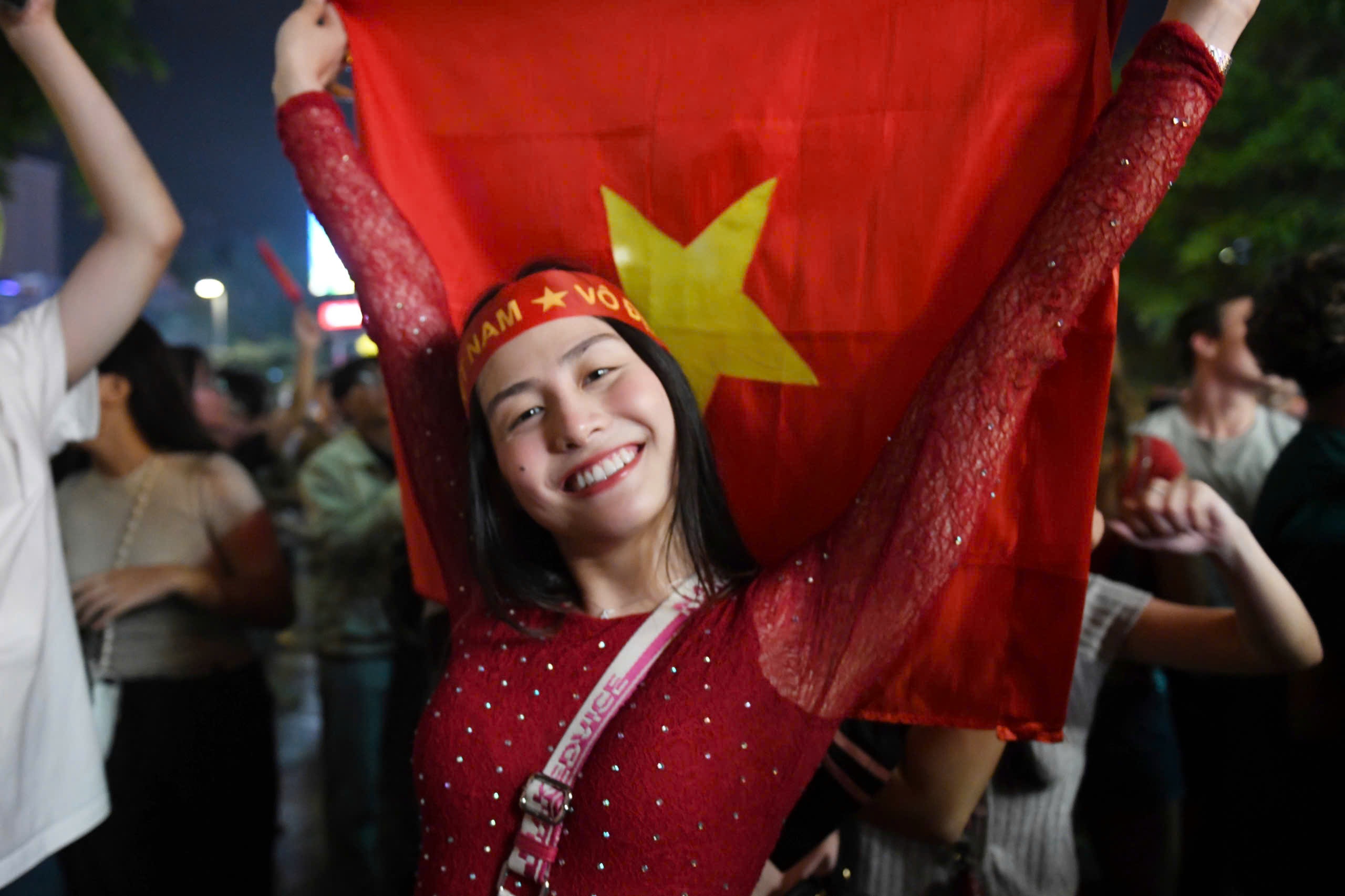 Co dong vien Viet Nam 'di bao' mung vo dich ASEAN Cup 2024 hinh anh