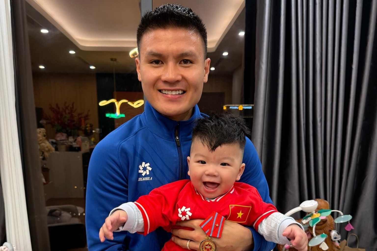 Quang Hai tang lai huan chuong cho con trai hinh anh