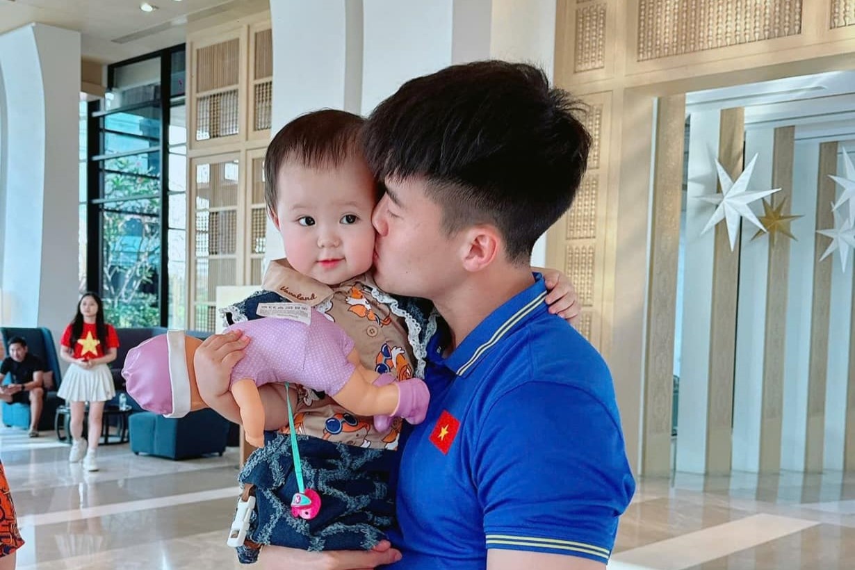 Duy Manh hon tam biet con gai truoc khi ve nuoc hinh anh