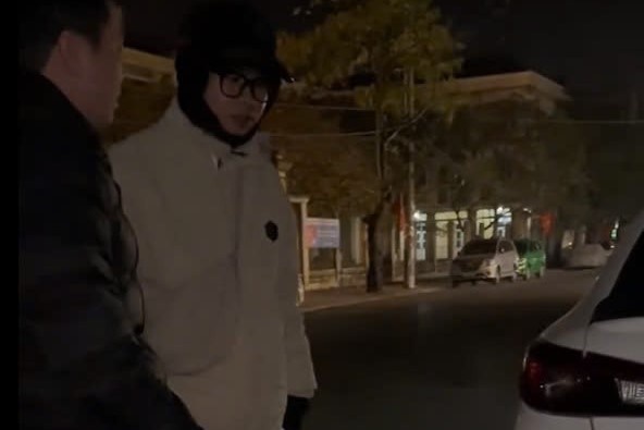 Cach xu ly am long cua nam doanh nhan khi bi shipper tong vo duoi oto hinh anh