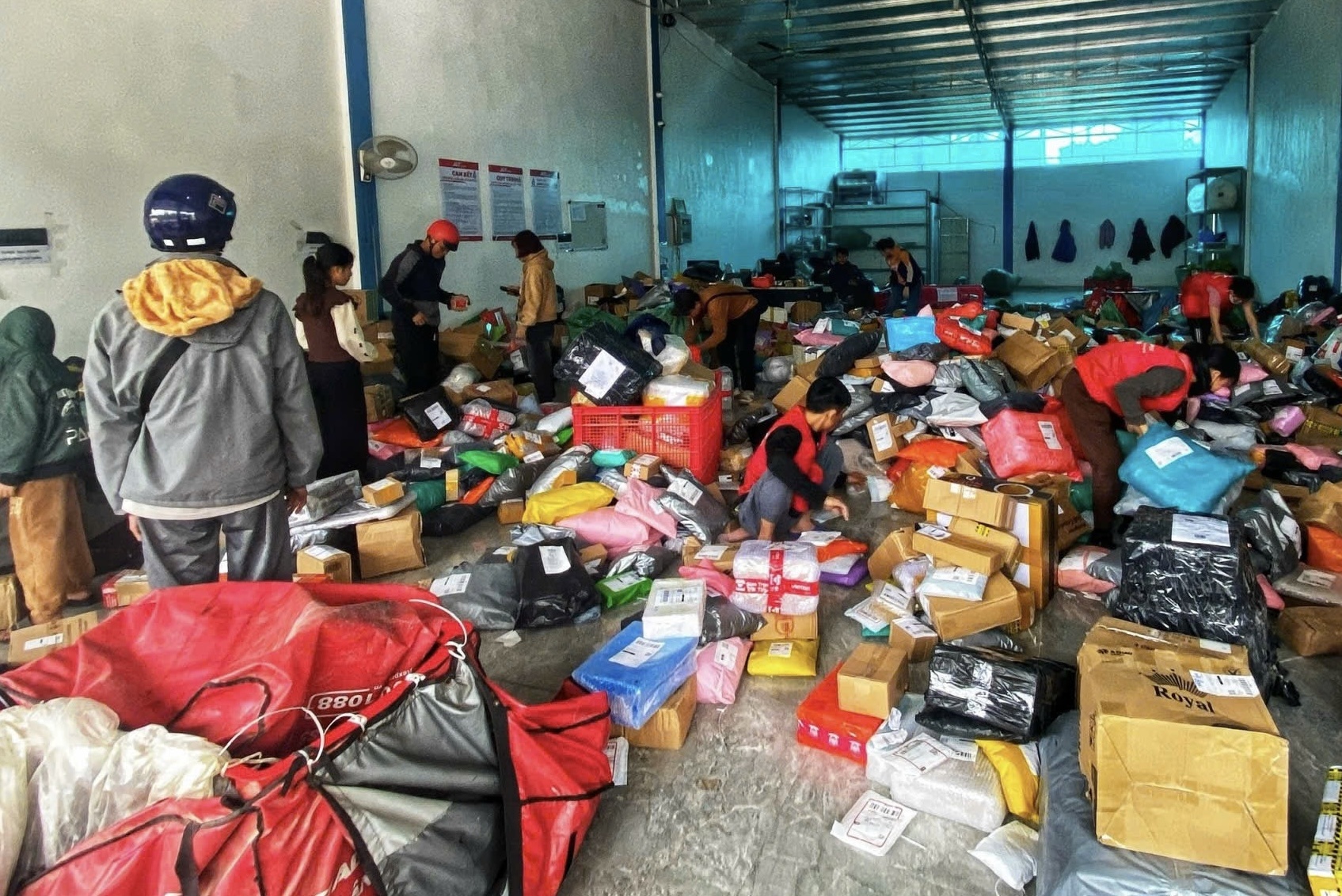 Khong cho duoc shipper, khach ra tan buu cuc boi tim don hang Tet hinh anh