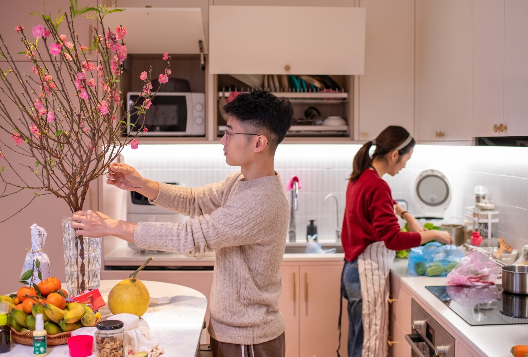 Lay chong xa hon 300 km, 5 nam khong ve an Tet nha ngoai hinh anh