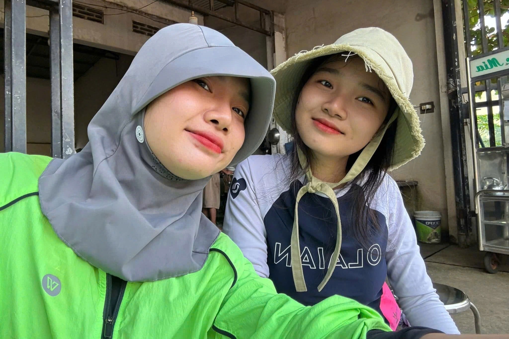 Hai co gai di bo 70 km tu TP.HCM ve que an Tet gay tranh cai hinh anh