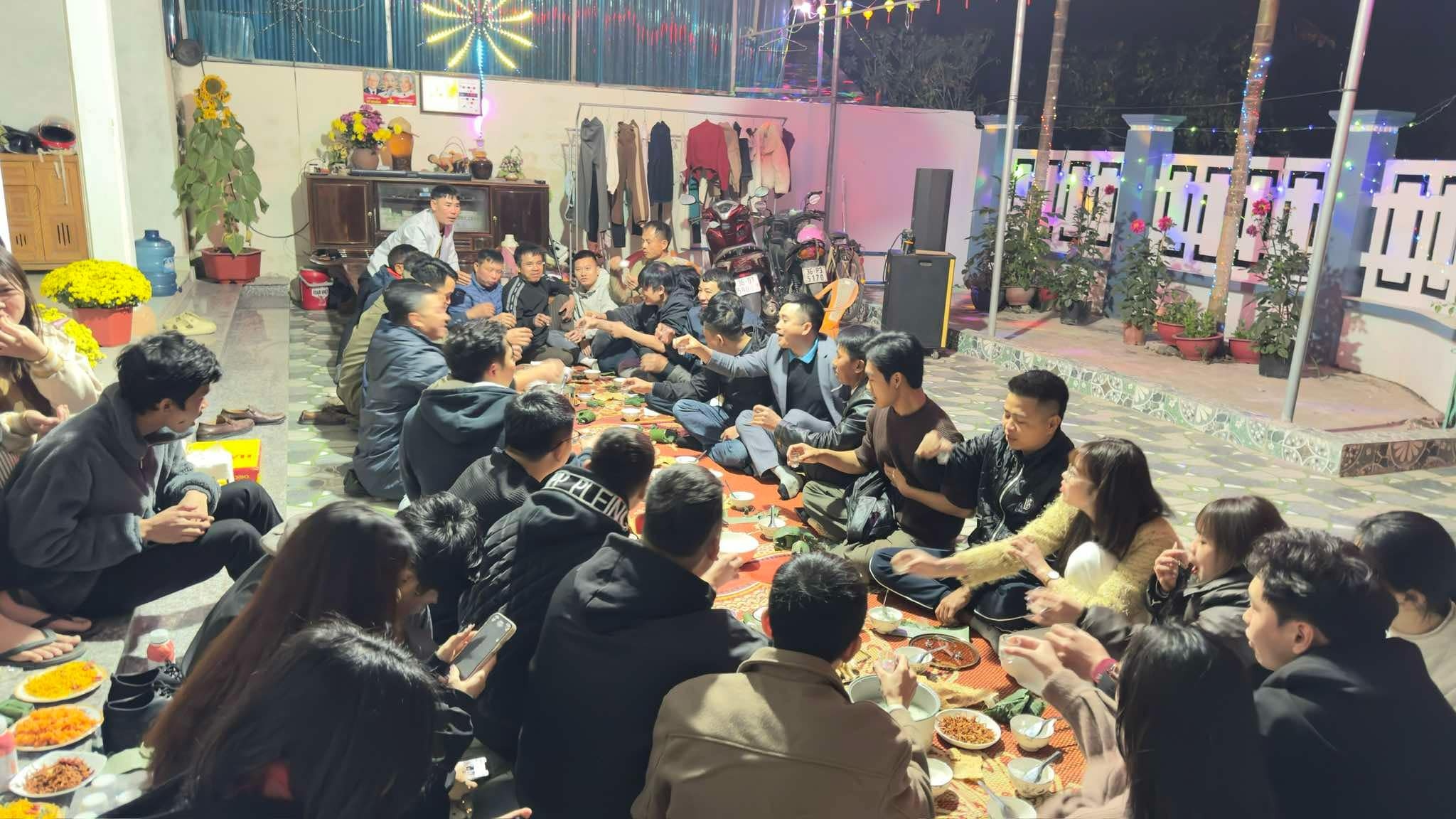Xom o Thanh Hoa 33 nam giu truyen thong xuyen dem di chuc Tet tung nha hinh anh
