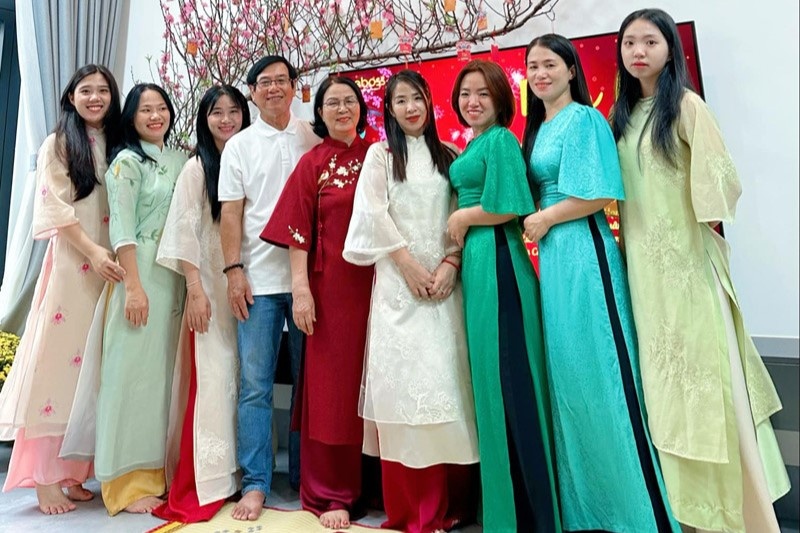 Sinh 8 con gai, ong bo o Da Nang nhan 'mon qua' quy gia dip Tet hinh anh