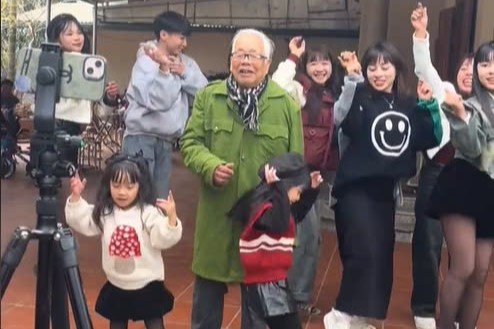 Clip cu ong 94 tuoi nhay cung chau, chat thu hut 9,9 trieu luot xem hinh anh