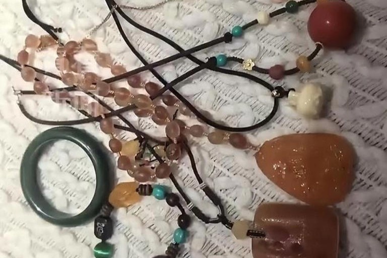 Con gai trom trang suc 140.000 USD cua me de doi lay khuyen moi 8 USD hinh anh